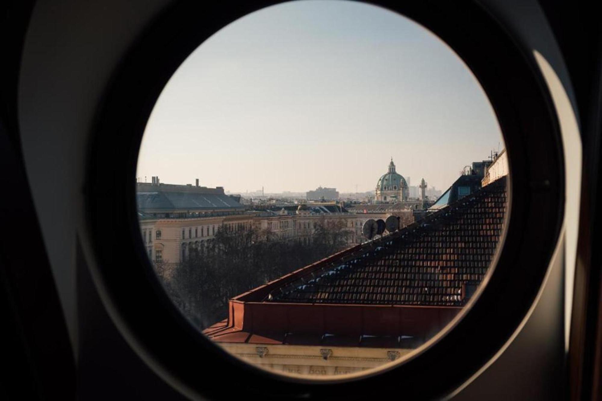 מלון Almanac Palais וינה מראה חיצוני תמונה View through a circular window