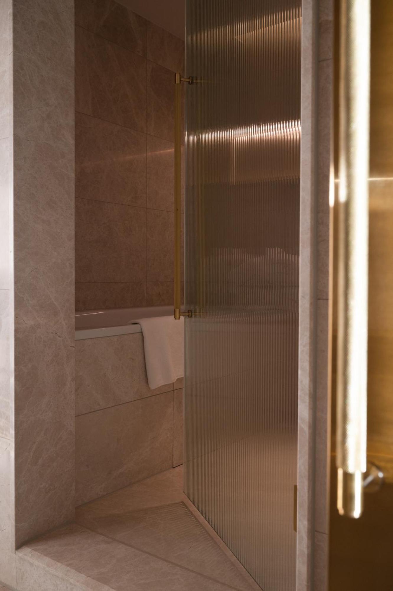 מלון Almanac Palais וינה חדר תמונה A shower door